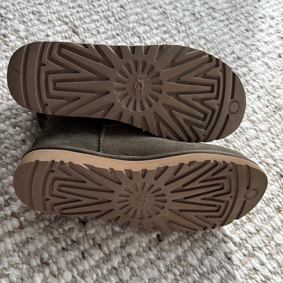 Classic Mini Ugg in Moss - Picture 9 of 9